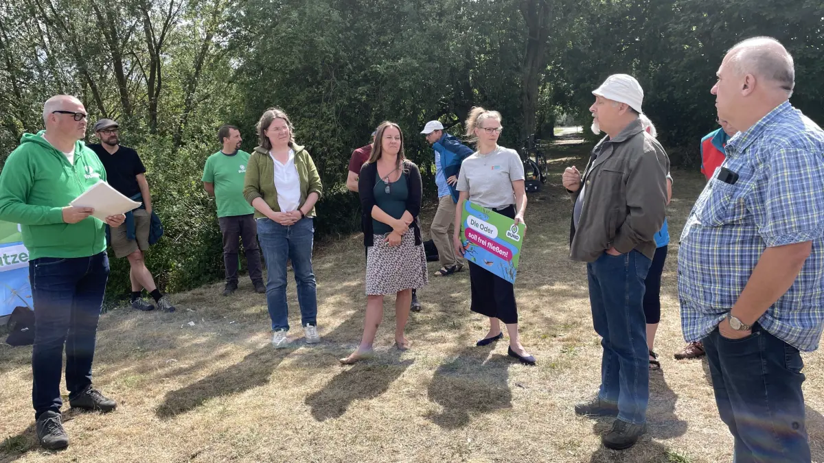Aussprache vor dem Vorflutkanal in Küstrin: Botmer Mischke aus Sophienthal (Gedo-Vorstand, v.l.) und Martin Rogge (Verein für die Geschichte Küstrins) diskutierten mit Vertretern des Bund und der Grünen-Bundestagsabgeordneten Andrae Lübcke.