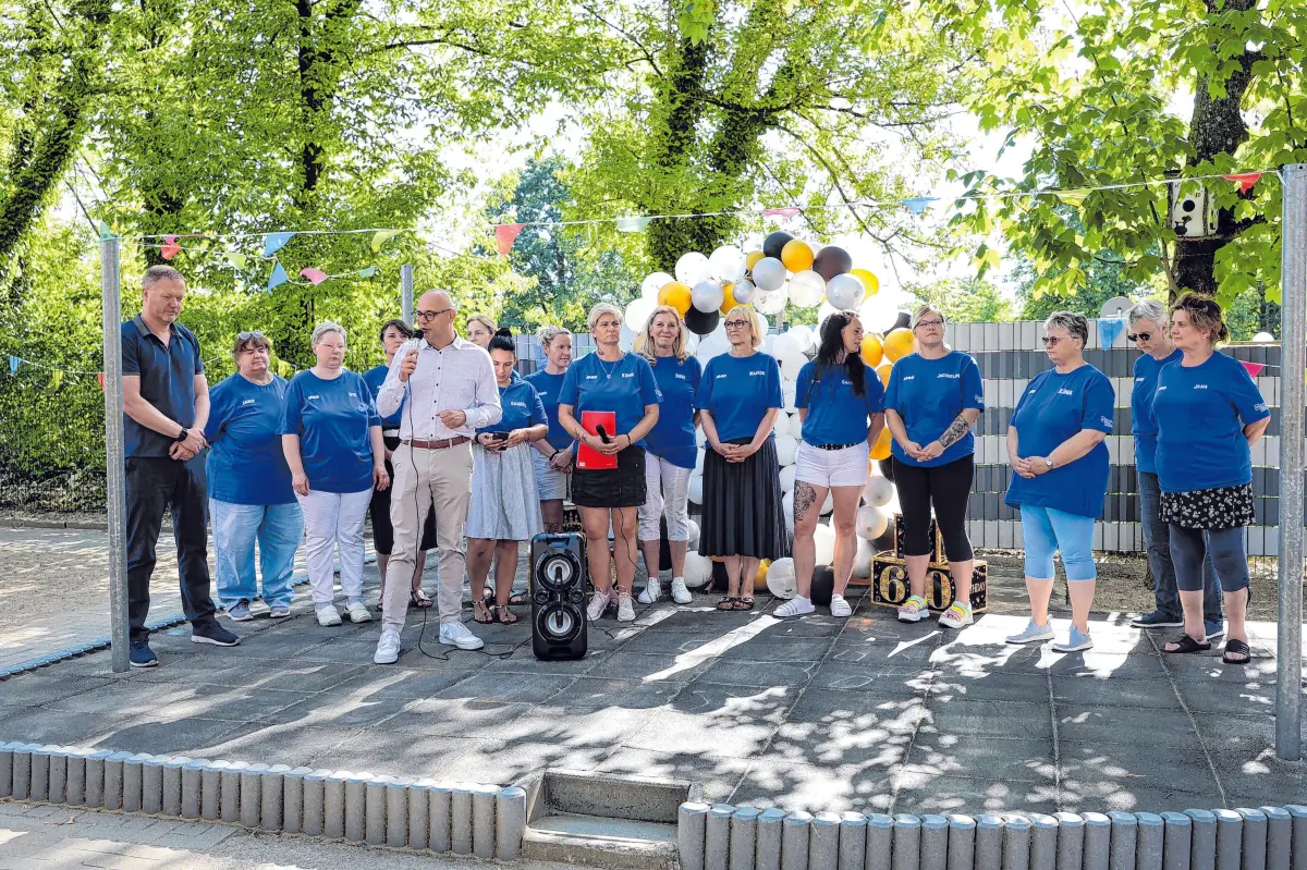 Das Team der Kita Kunterbunt feierte gemeinsam mit Familien, Gästen und Wegbegleitern das 60-jährige Bestehen der Einrichtung. im Baumschulenweg 1.