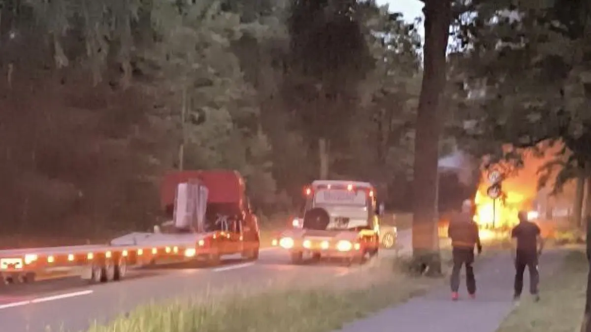 Ein unbeladener Lastwagen geriet auf der L38 zwischen Fürstenwalde und Bergenbrück in Brand. Während der Löscharbeiten musste die Straße zeitweise vollständig gesperrt werden