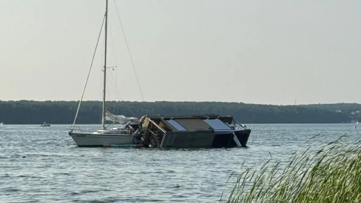 Unwetter in Wendisch Rietz: Der Sturm brachte dieses Hausboot in Schieflage. Verletzt wurde dabei niemand.
