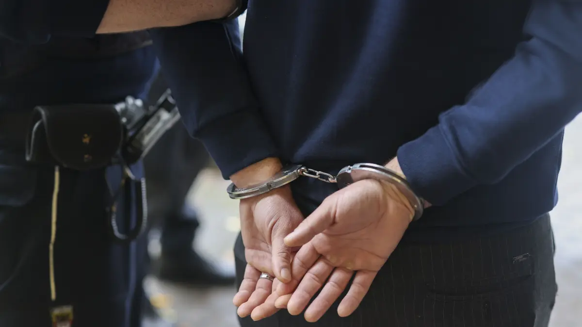 Die Polizei musste in Fürstenwalde zweimal zur selben Adresse. Am Ende brachte sie einen Mann (18) ins polizeiliche Gewahrsam. (Symbolbild)
