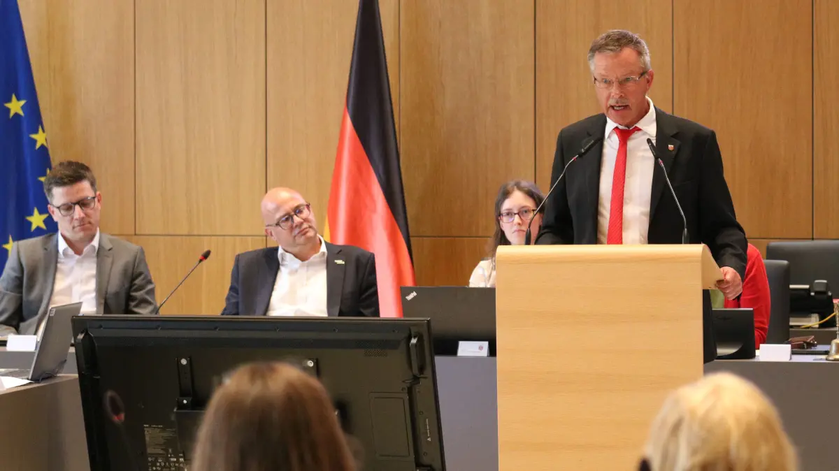 Jens-Marcel Ullrich (am Rednerpult) übte am Donnerstag, 2. Juli, offen Kritik gegen Oberbürgermeister Axel Strasser (2.v.l.). Claus Junghanns (l.) wagte sich wenig später ebenfalls aus der Deckung. Was die Gründe dafür waren.