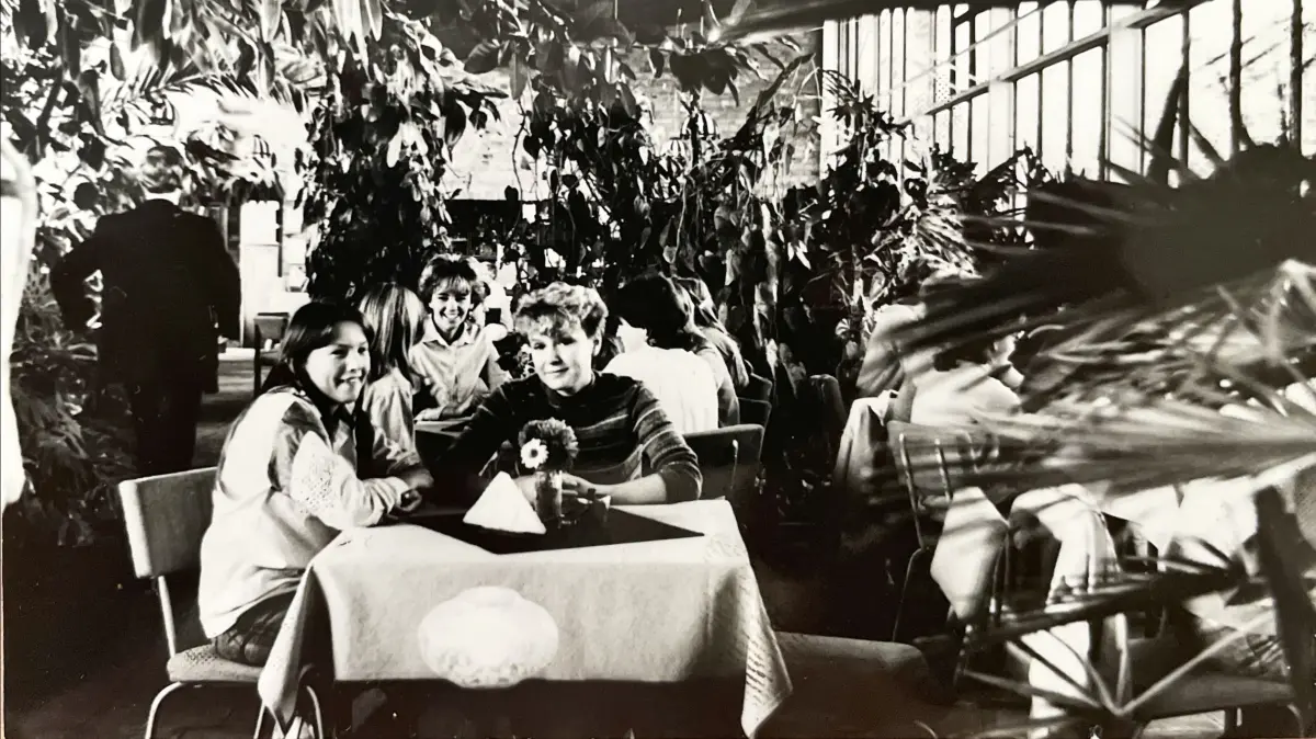 Erinnerung an verschwundene DDR-Gaststätten in Frankfurt (Oder): Auch Neuberesinchen hatte einst vielfältige Lokale zu bieten – wie das Café im Wintergarten, hier auf einem Foto von 1986.