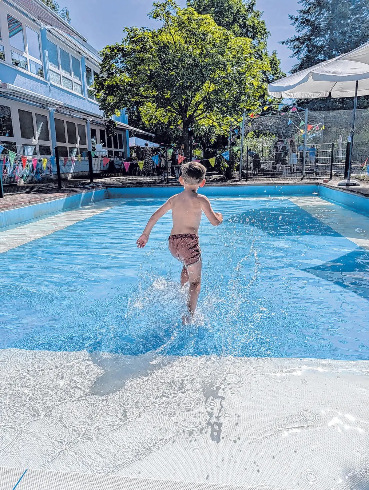 Abkühlung mit Spaßfaktor: Der Wasserspielplatz gehört zu den Lieblingsorten der Kinder.