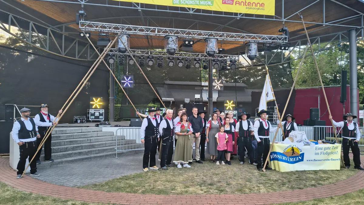 In Finowfurt wird das 29. Flößerfest gefeiert. Am Freitagabend wurde es am Erzbergerplatz in der Nähe vom Finowkanal eröffnet. Tausende Festbesucher werden auch an diesem Wochenende erwartet.