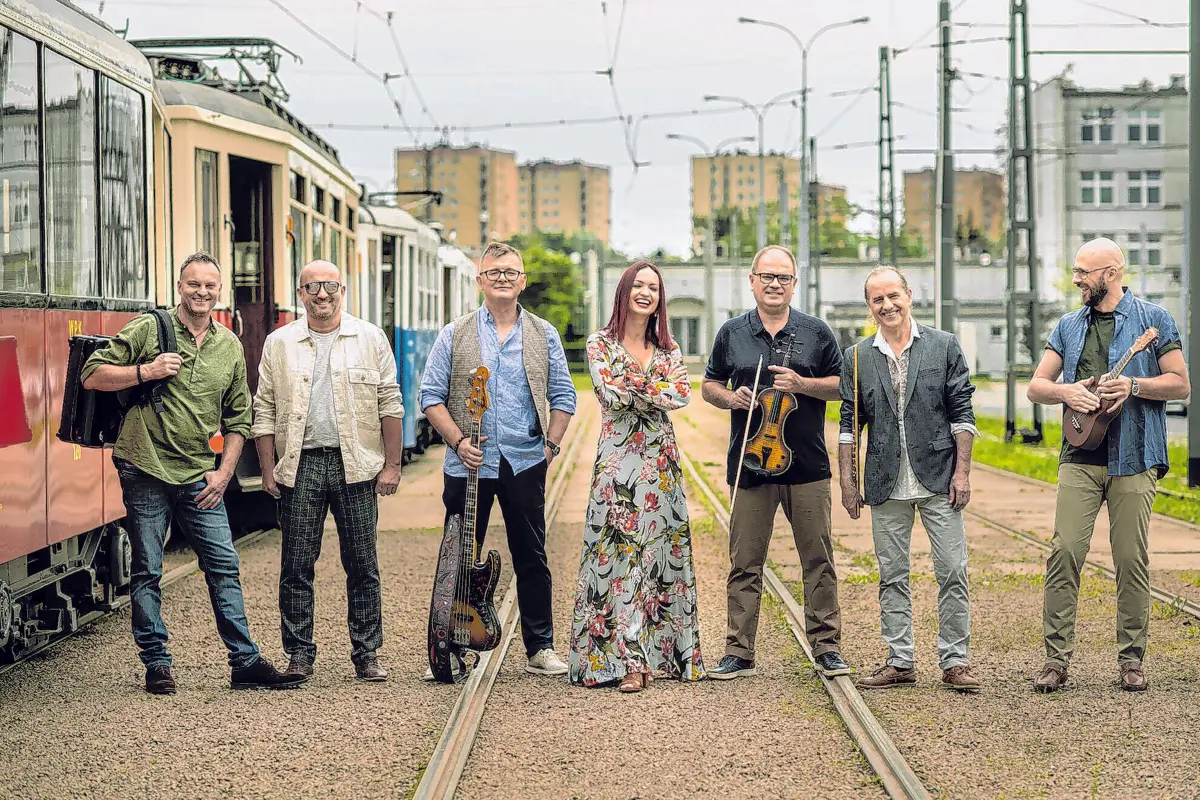 Die polnische Band Brathanki verbindet polnische, ungarische und tschechische Folk-Elemente mit moderner Rockmusik.