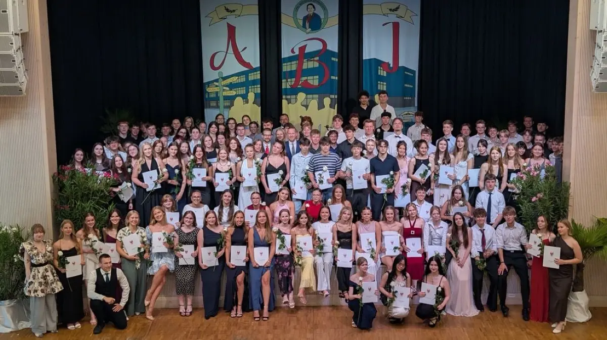 Am Carl-Bechstein-Gymnasium in Erkner (Oder-Spree) hat der Abi-Jahrgang 2026 seine Zeugnisse erhalten.