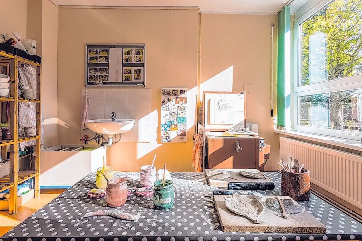 Im Kreativraum dürfen die Kinder töpfern, gestalten und experimentieren – im Sinne der Reggio-Pädagogik.