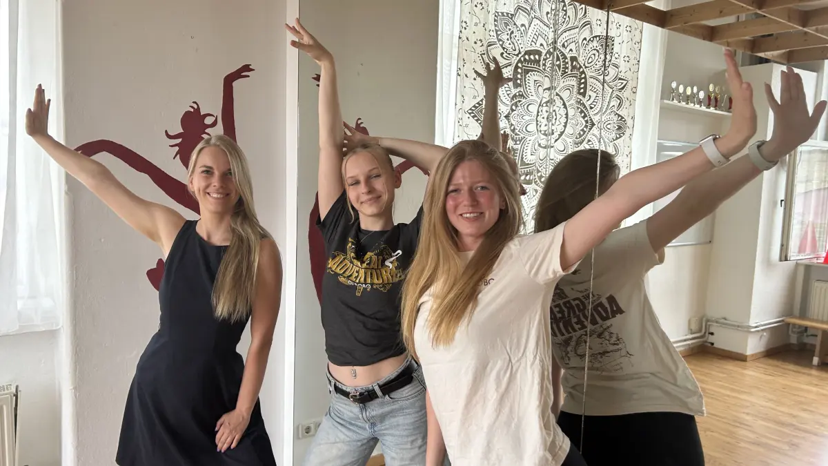 Diese drei Tänzerinnen aus Fürstenwalde erlebten dank DJ Bobo Erstaunliches. Im Bild Alina Kasselmann (links), Larissa Vogt (Mitte), Lara Josy Heno (rechts)