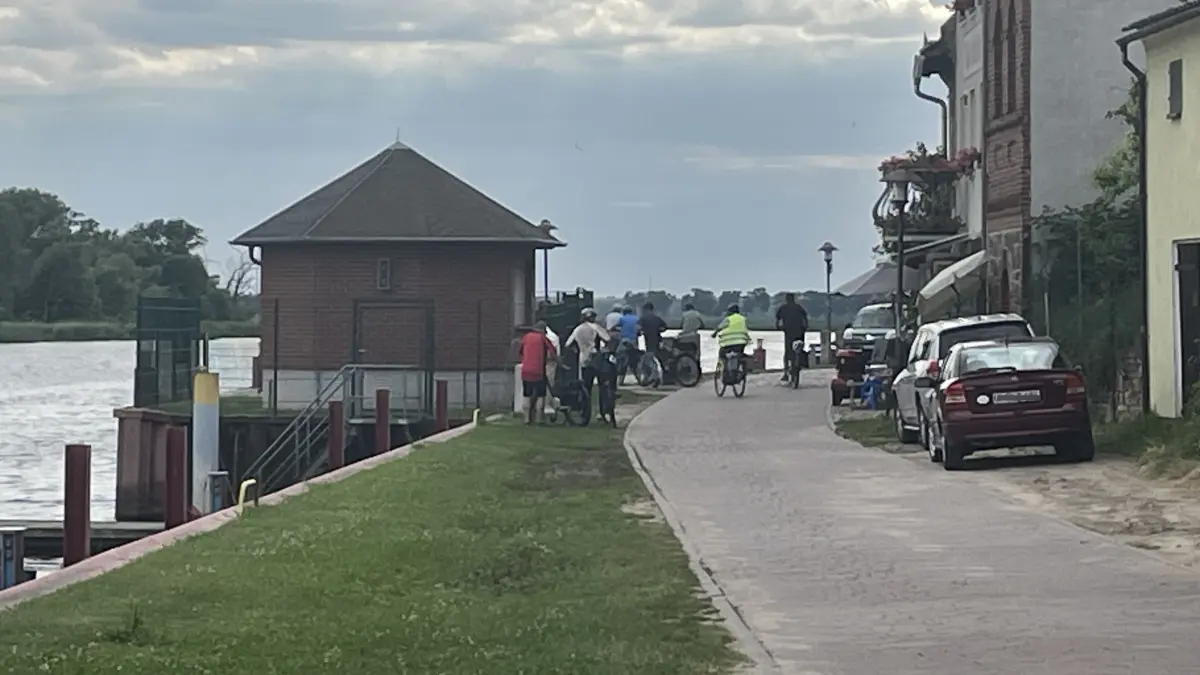 Oderufer an der Marina in Gartz. Derzeit teilen sich Fußgänger und Radfahrer die schmale Straße mit Autos. Doch das soll sich nun ändern – rund 17 Jahre, nachdem die Idee für eine verkehrsberuhigte Zone das erste Mal aufkam.