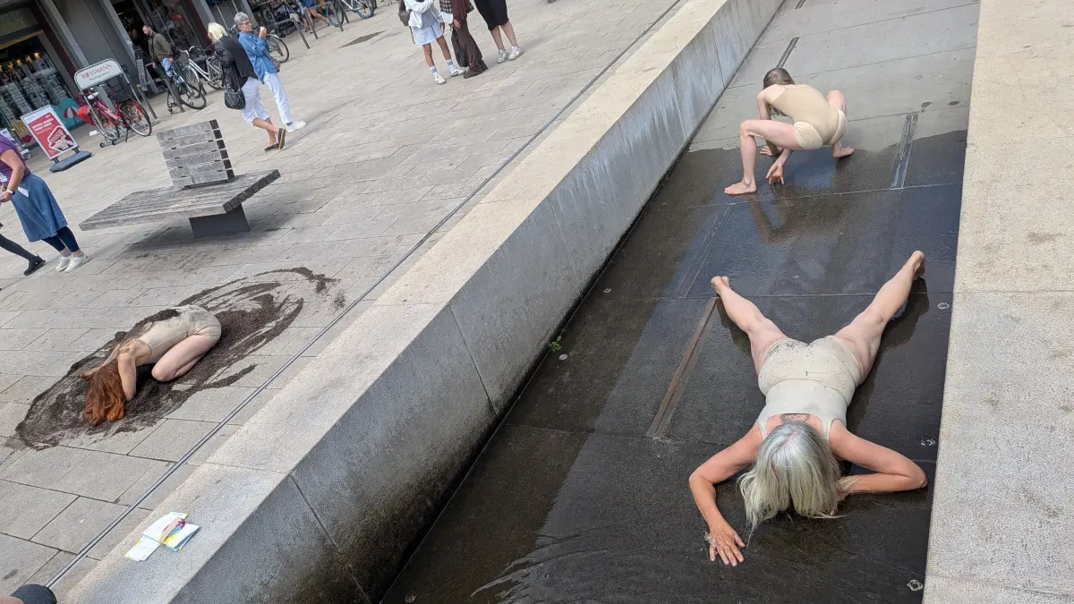 Der Brunnen am Marktplatz in Eberswalde am Freitagvormittag. Ein ungewöhnlicher Anblick sorgt für Irritationen und Diskussionen. Was steckt hinter dieser Aktion?