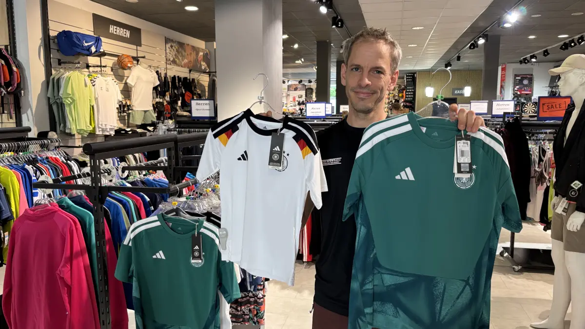 Ausverkauf in Oranienburg: André Forster hofft, die letzten Deutschland-Trikots in seinem Geschäft an der Lehnitzstraße noch verkaufen zu können. Seit dem WM-Aus des deutschen Teams hat die Nachfrage stark nachgelassen.