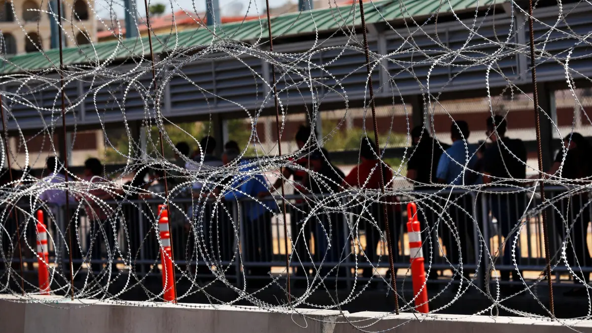 Migration in Mexiko: ARCHIV - 16.07.2019, Mexiko, Nuevo Laredo: Menschen stehen auf einer Brücke in Nueva Laredo, um die Grenze zu den USA zu überschreiten. (zu dpa: «Deutscher stirbt in ICE-Gewahrsam in den USA») Foto: Marco Ugarte/AP/dpa +++ dpa-Bildfunk +++