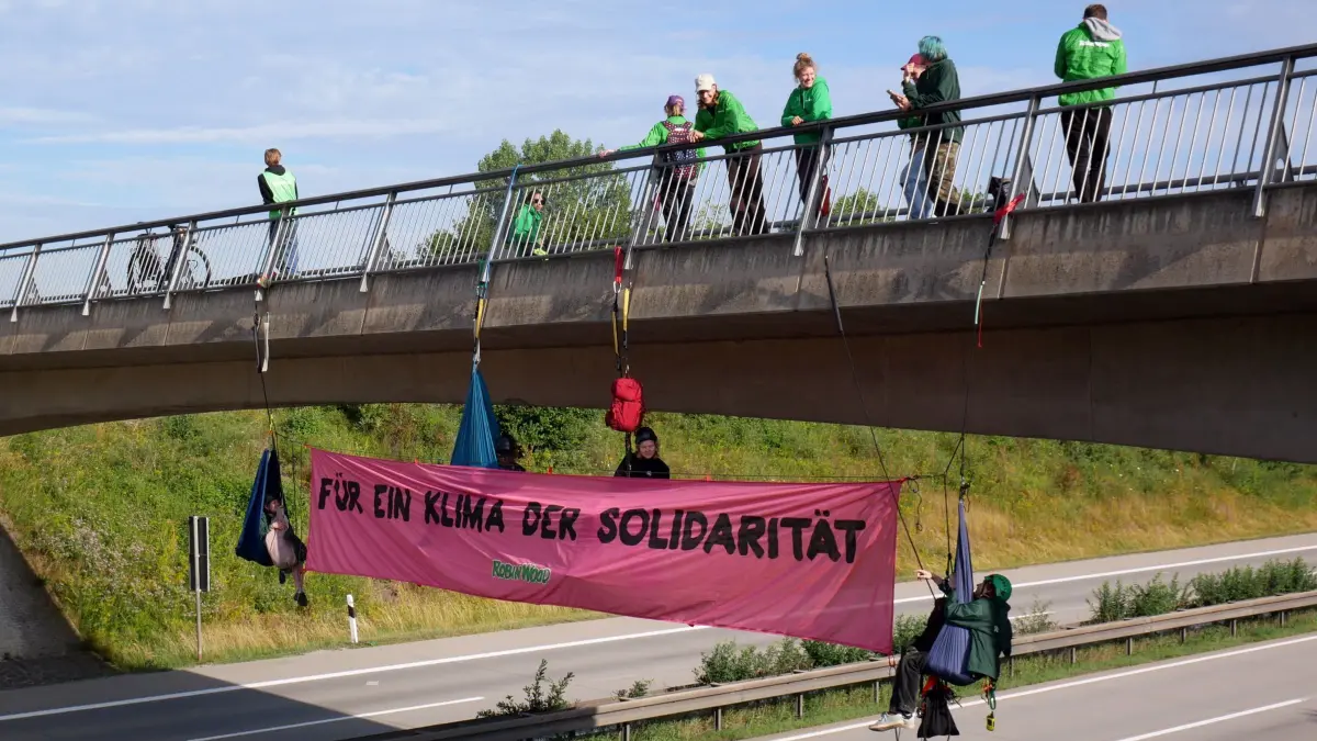 Bundesparteitag der AfD: ARCHIV - 04.07.2026, Thüringen, Erfurt: Auf der A71 am Erfurter Kreuz hängen Demonstrierende gegen den AfD-Bundesparteitag ein Banner mit der Aufschrift "Für ein Klima der Solidarität" auf. Der Bundesparteitag der AfD findet am 4. und 5. Juli findet in der Messe Erfurt statt. Foto: Sebastian Münster /dpa +++ dpa-Bildfunk +++