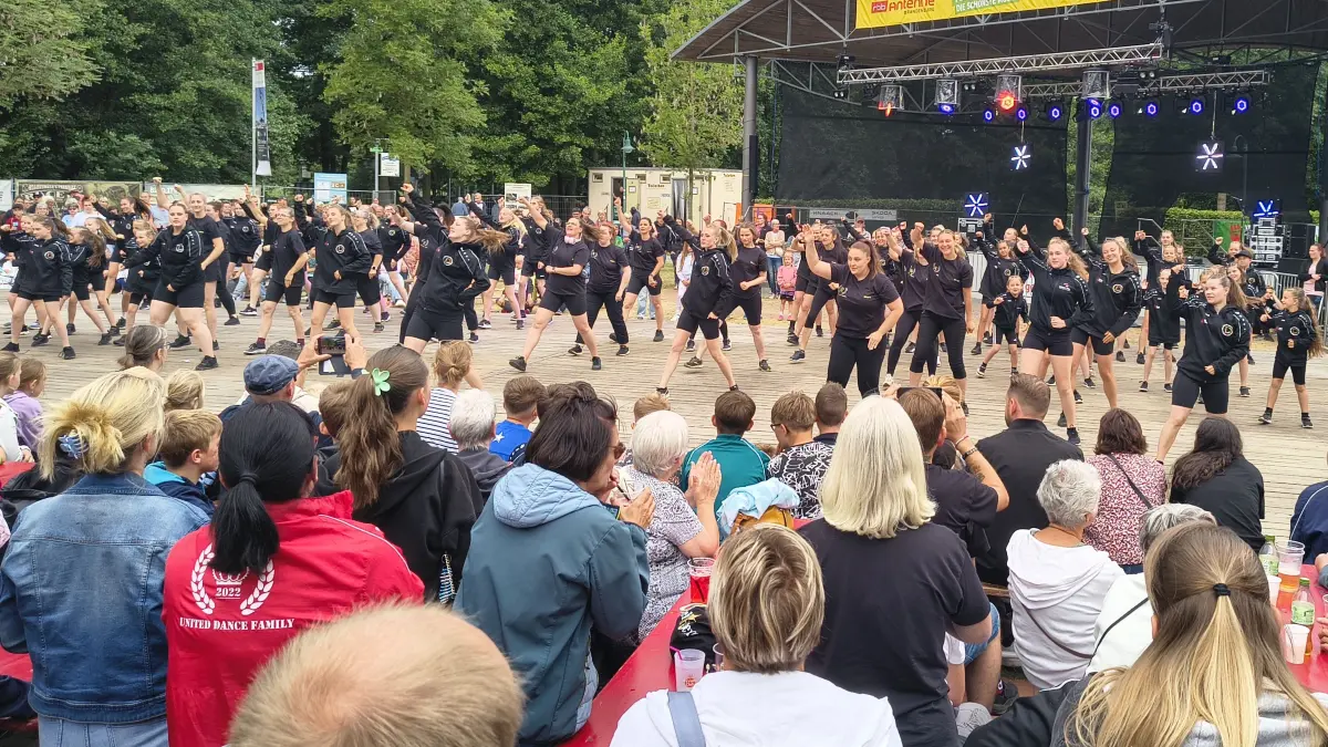 Sorgen bei hunderten Besuchern vom Flößerfest für Begeisterung: die Tänzer der United Dance Family. Trainiert wird in Finowfurt, die Mitglieder stammen aber auch aus anderen Orten, wie Eberswalde oder Lichterfelde.