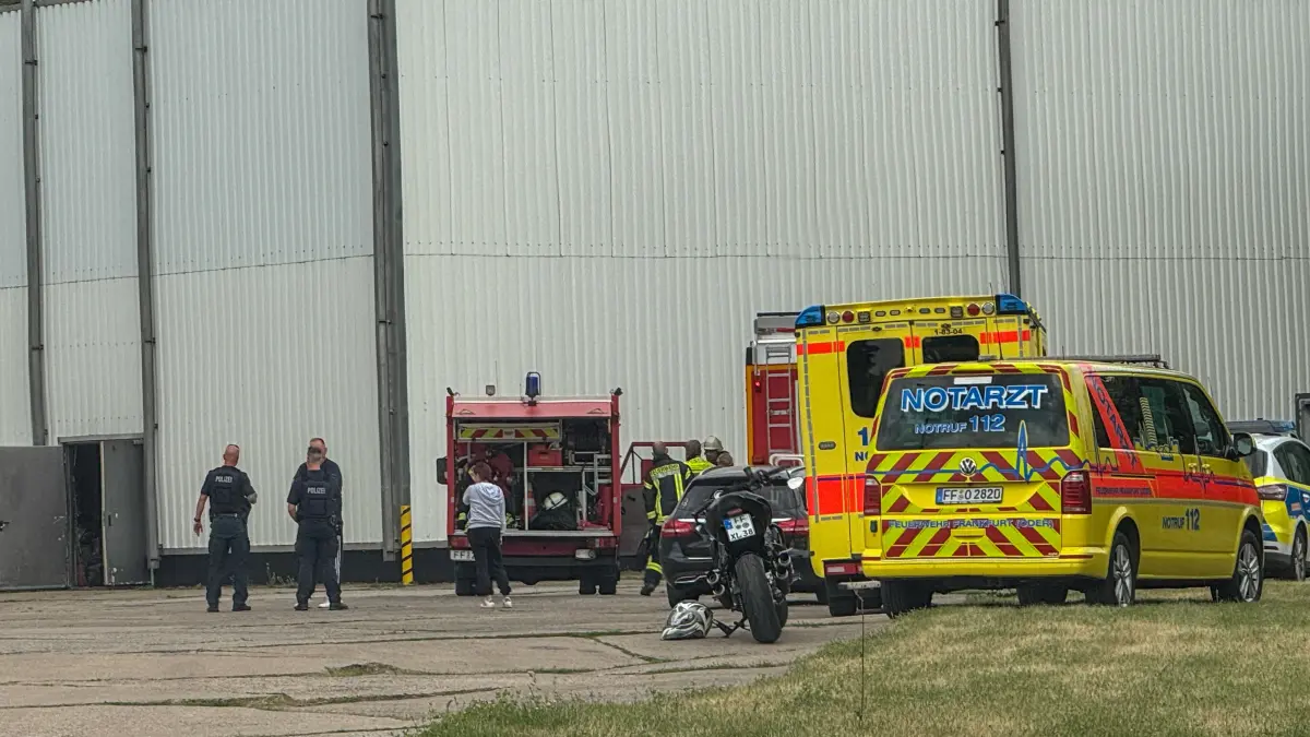 In der Schubertstraße in Frankfurt (Oder) sind Feuerwehr und Polizei im Einsatz. Eine Lagerhalle ist voller Rauch.
