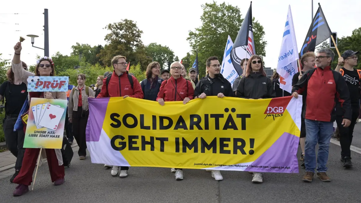 Bundesparteitag der AfD: 04.07.2026, Thüringen, Erfurt: Ankunft des Demonstrationszuges des DGB am Gothaer Platz. Der Bundesparteitag der AfD findet am 4. und 5. Juli in der Messe Erfurt statt. Foto: Jacob Schröter/dpa +++ dpa-Bildfunk +++