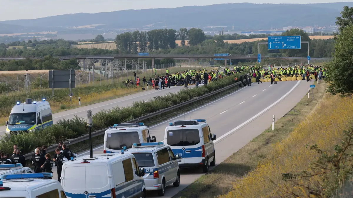 Bundesparteitag der AfD: 04.07.2026, Thüringen, Erfurt: Demonstranten blockieren die Autobahn A71 nördlich des Erfurter Kreuzes bei Molsdorf, um Delegierten den Zugang zum AfD-Bundesparteitag zu erschweren. Der Bundesparteitag der AfD findet am 4. und 5. Juli in der Messe Erfurt statt. Foto: Michael Reichel/dpa +++ dpa-Bildfunk +++