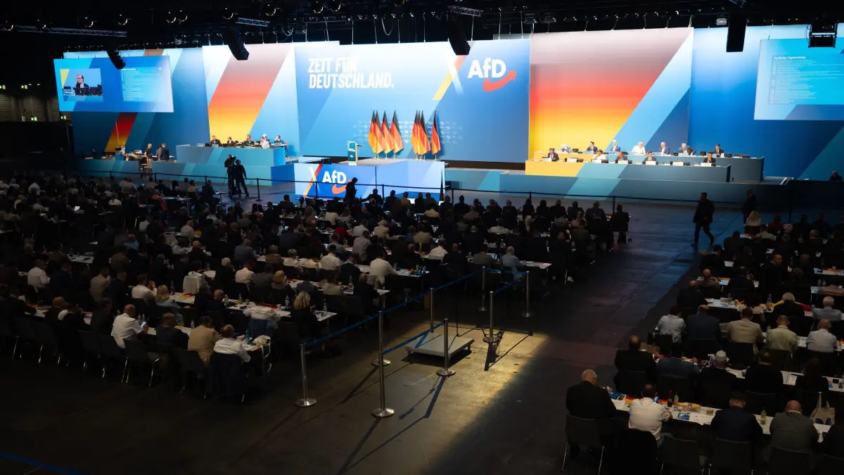 Bundesparteitag der AfD: 04.07.2026, Thüringen, Erfurt: Blick in die Halle während des Bundesparteitags der AfD. Bei dem Treffen soll die Führungsspitze der Partei neu gewählt werden. Der Bundesparteitag der AfD findet am 4. und 5. Juli findet in der Messe Erfurt statt. Foto: Sebastian Kahnert/dpa +++ dpa-Bildfunk +++
