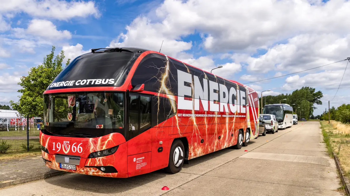 FC Energie Cottbus - Herth BSC II: Fußball, Männer: Energie Cottbus - Hertha BSC II, Testspiel, point S Reifenlehnigk Sportpark: Der Cottbuser Teambus steht vor dem Sportpark.