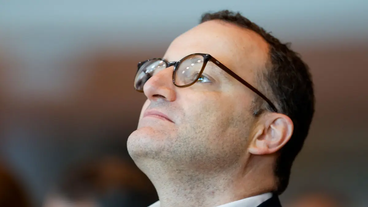 Parteitag NRW CDU mit Vorbereitung Programm Landtagswahl 2027: 04.07.2026, Nordrhein-Westfalen, Düsseldorf: Jens Spahn, Vorsitzender der Unions-Fraktion im Bundestag, sitzt beim Landesparteitag der CDU Nordrhein-Westfalen im Saal. Foto: Thomas Banneyer/dpa +++ dpa-Bildfunk +++