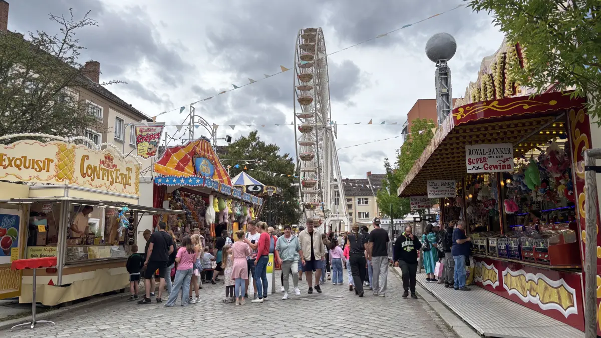 Kirmes in Fürstenwalde: Beim Stadtfest in Fürstenwalde gibt es bis Sonntag auch noch viele Spiel- und Fahrgeschäfte. Was kostet unter anderem eine Fahrt mit dem Riesenrad?