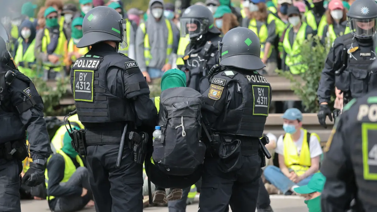 Bundesparteitag der AfD: 04.07.2026, Thüringen, Erfurt: Polizisten räumen eine Fahrbahn der Demonstration gegen den AfD Parteitag auf der Autobahn A 71 bei Ingersleben am Park und Rastplatz auf. Der Bundesparteitag der AfD findet am 4. und 5. Juli in der Messe Erfurt statt. Foto: Michael Reichel/dpa +++ dpa-Bildfunk +++