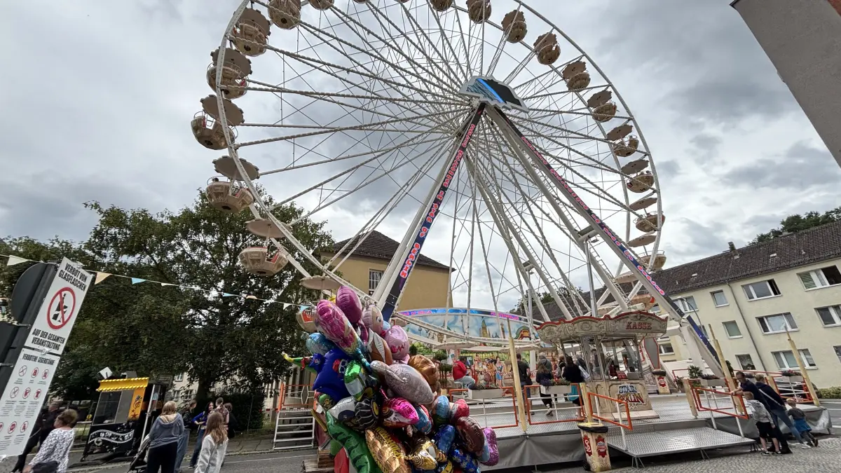Stadtfest in Fürstenwalde: An der Rathausstraße steht wieder das große Riesenrad, das abends toll beleuchtet ist und einen schönen Blick über das Festtreiben und die gesamte Domstadt bietet. Was kostet eine Fahrt?
