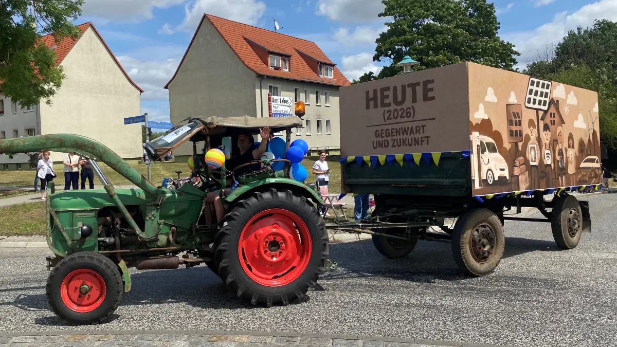 800 Jahre Lebus: Der Festumzug startet pünktlich. Für jedes Jahrhundert fährt ein Mottowagen mit – so wie dieser, der die Gegenwart darstellt.