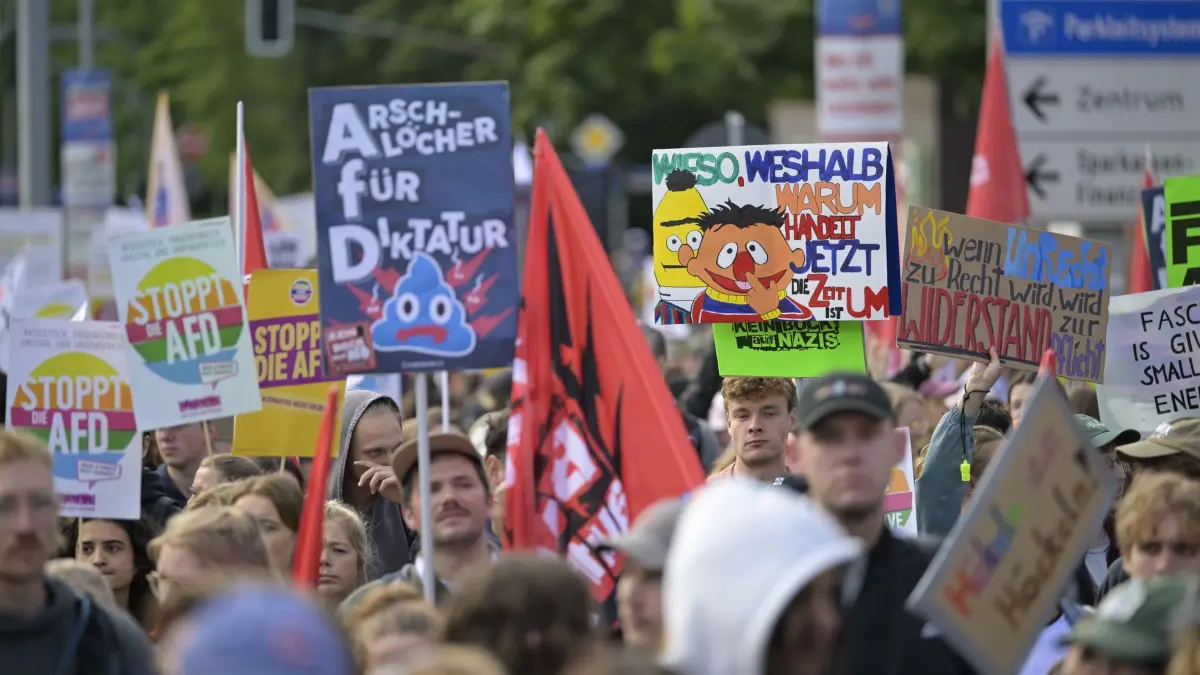Bundesparteitag der AfD: 04.07.2026, Thüringen, Erfurt: Teilnehmer nehmen an einer Demonstration vom Deutschen Gewerkschaftsbund (DGB) gegen den AfD-Bundesparteitag in der Nähe der Messehalle teil. Der Bundesparteitag der AfD findet am 4. und 5. Juli findet in der Messe Erfurt statt. Foto: Jacob Schröter/dpa +++ dpa-Bildfunk +++