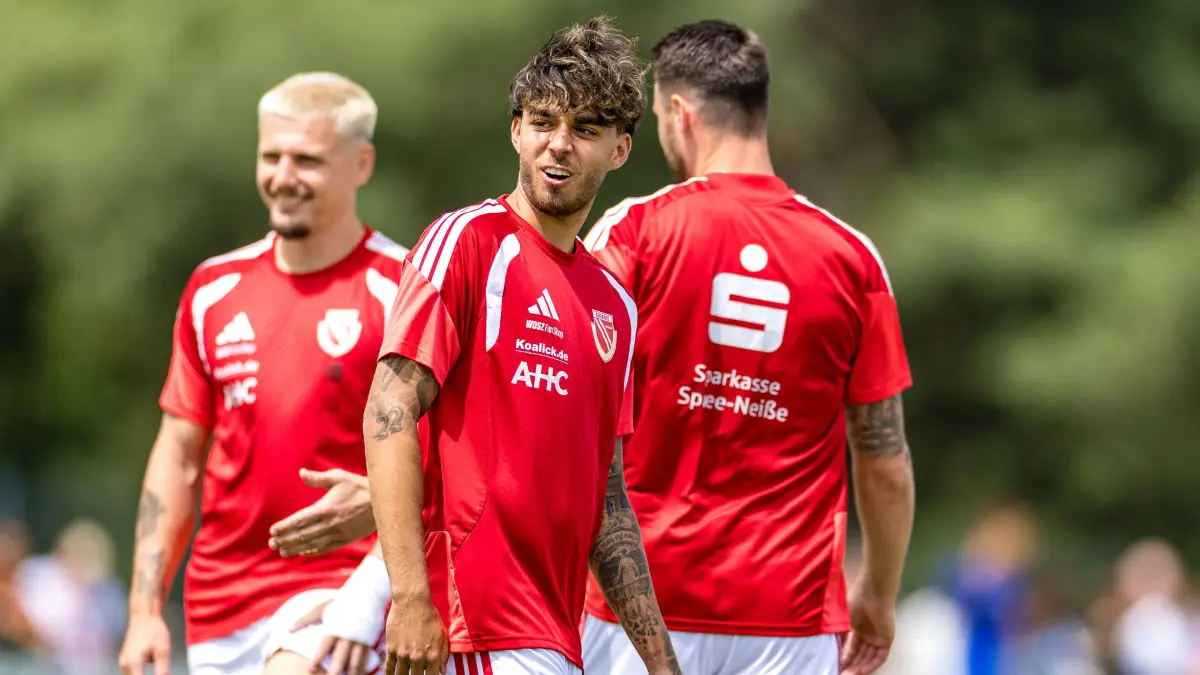 FC Energie Cottbus - Herth BSC II: Fußball, Männer: Energie Cottbus - Hertha BSC II, Testspiel, point S Reifenlehnigk Sportpark: Lucas Copado (FC Energie Cottbus) steht bei der Erwärmung auf dem Platz.