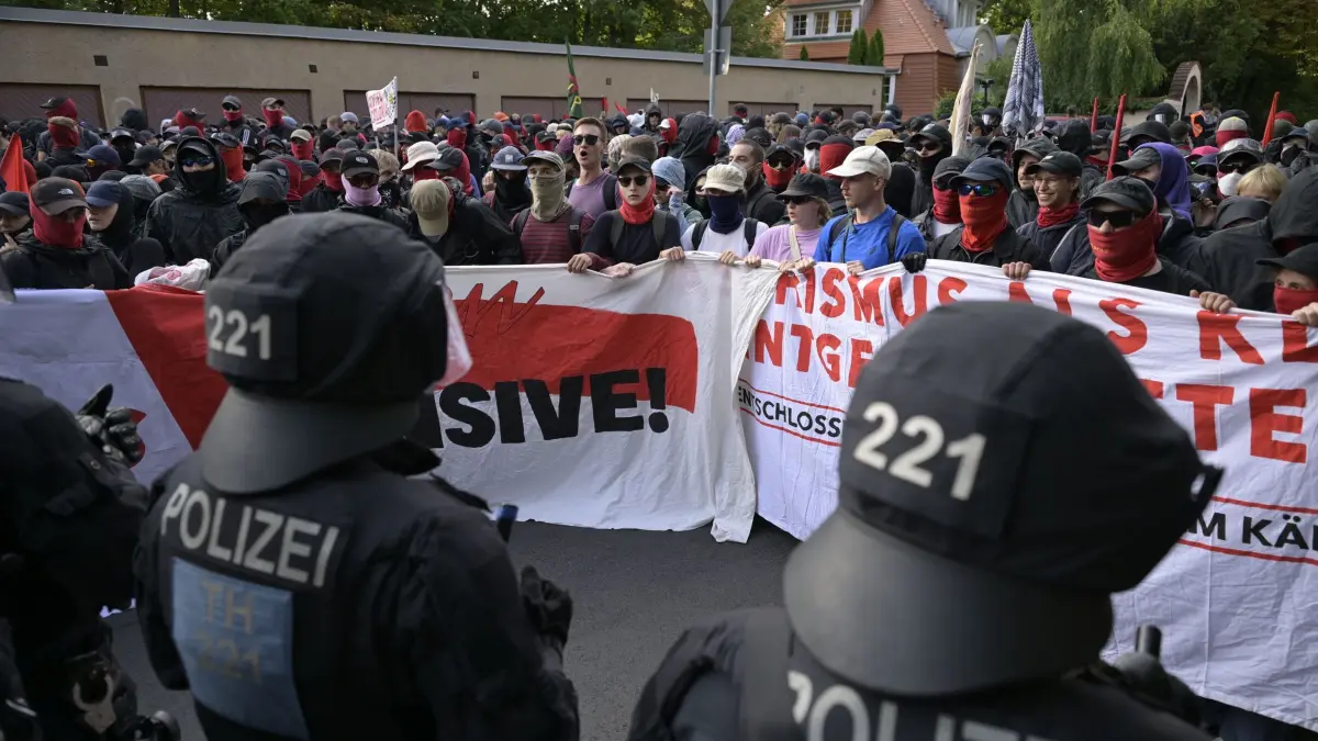 Bundesparteitag der AfD: 04.07.2026, Thüringen, Erfurt: Eine Gruppe linker Demonstranten in der Espachstraße in Erfurt. Die Demonstranten protestieren gegen den Bundesparteitag der AfD. Der Bundesparteitag der AfD findet am 4. und 5. Juli in der Messe Erfurt statt. Foto: Jacob Schröter/dpa +++ dpa-Bildfunk +++