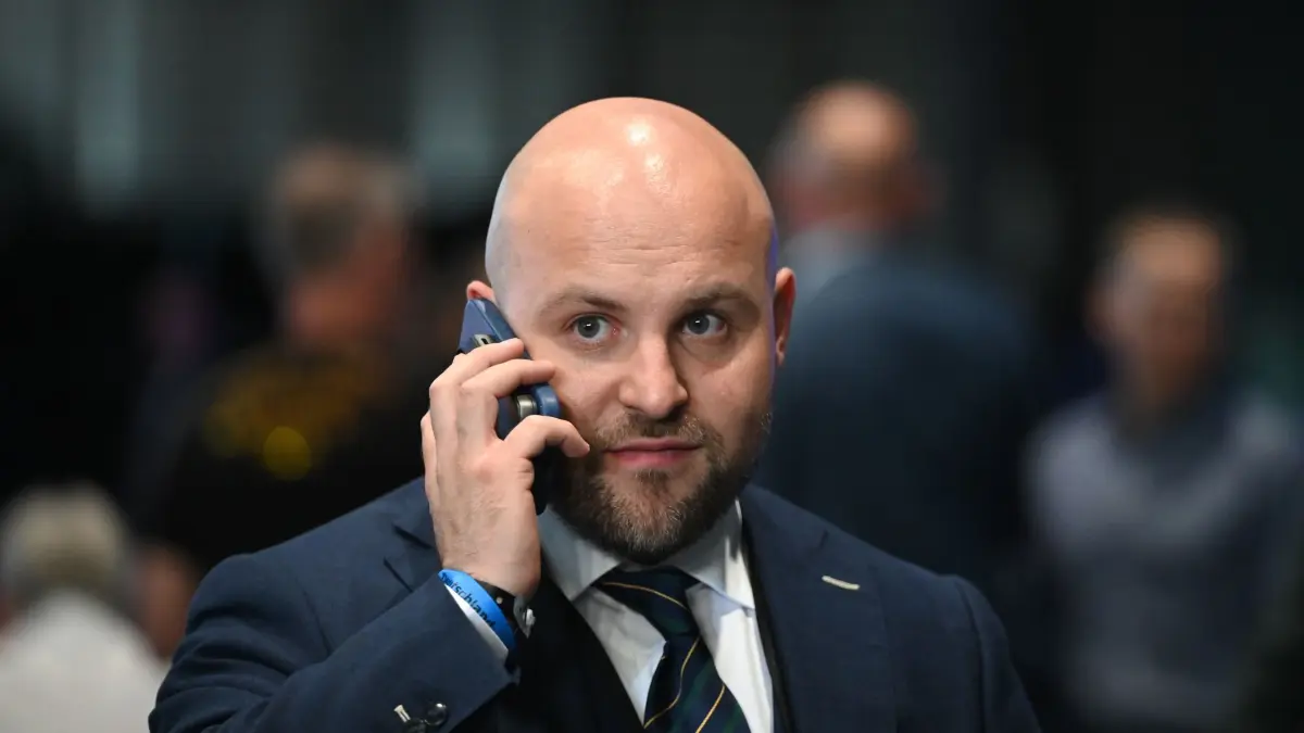 Bundesparteitag der AfD: 04.07.2026, Thüringen, Erfurt: Markus Frohnmaier (AfD), Bundestagsabgeordneter und Landesvorsitzender der AfD Baden-Württemberg, nimmt am Bundesparteitag der AfD teil. Bei dem Treffen soll die Führungsspitze der Partei neu gewählt werden. Der Bundesparteitag der AfD findet am 4. und 5. Juli in der Messe Erfurt statt. Foto: Katharina Kausche/dpa +++ dpa-Bildfunk +++