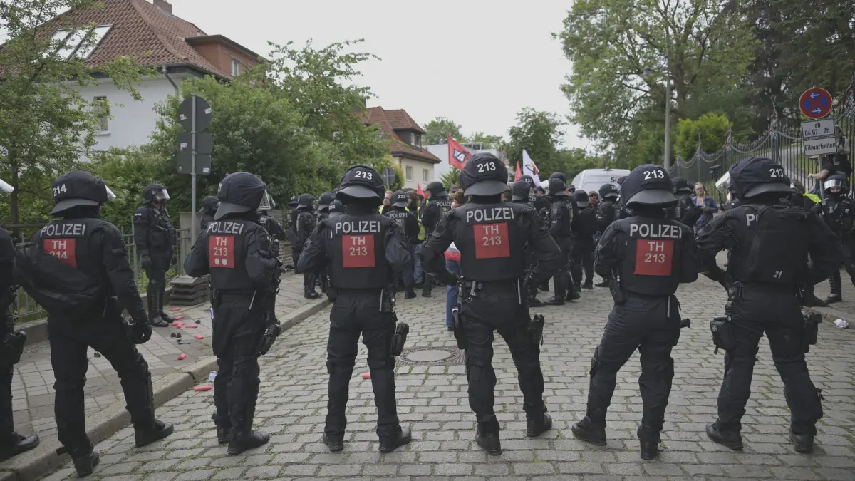 Bundesparteitag der AfD: 04.07.2026, Thüringen, Erfurt: Die Polizei hat in der Cyriakstraße in Erfurt Demonstranten festgesetzt. Der Bundesparteitag der AfD findet am 4. und 5. Juli in der Messe Erfurt statt. Foto: Jacob Schröter/dpa +++ dpa-Bildfunk +++