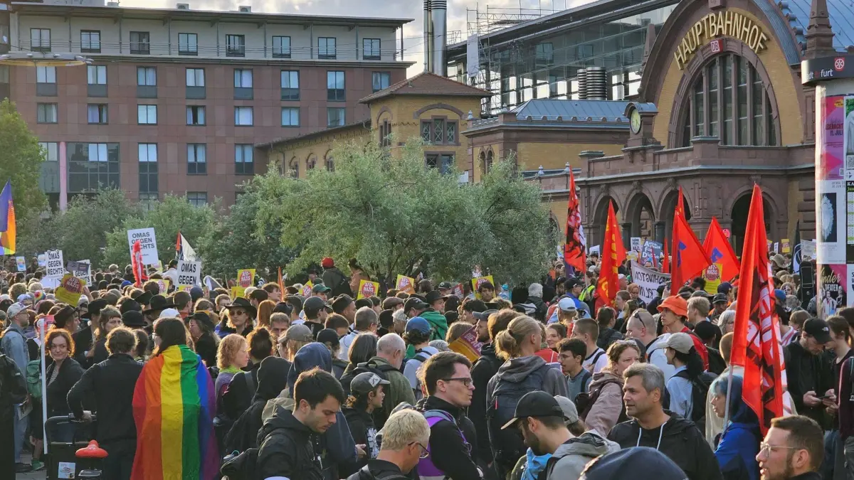 Bundesparteitag der AfD: 04.07.2026, Thüringen, Erfurt: Demonstration vor dem Hauptbahnhof Erfurt. Der Bundesparteitag der AfD findet am 4. und 5. Juli in der Messe Erfurt statt. Foto: Tobias Junghannß/dpa +++ dpa-Bildfunk +++