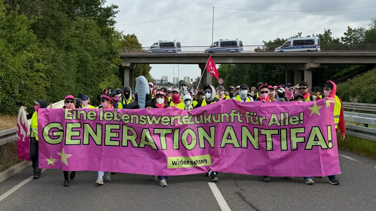 Bundesparteitag der AfD: 04.07.2026, Thüringen, Erfurt: Demonstrierende gegen den AfD-Bundesparteitage gehen auf der Hannoversche Straße. Der Bundesparteitag der AfD findet am 4. und 5. Juli findet in der Messe Erfurt statt. Foto: Sven Kaeuler/dpa +++ dpa-Bildfunk +++