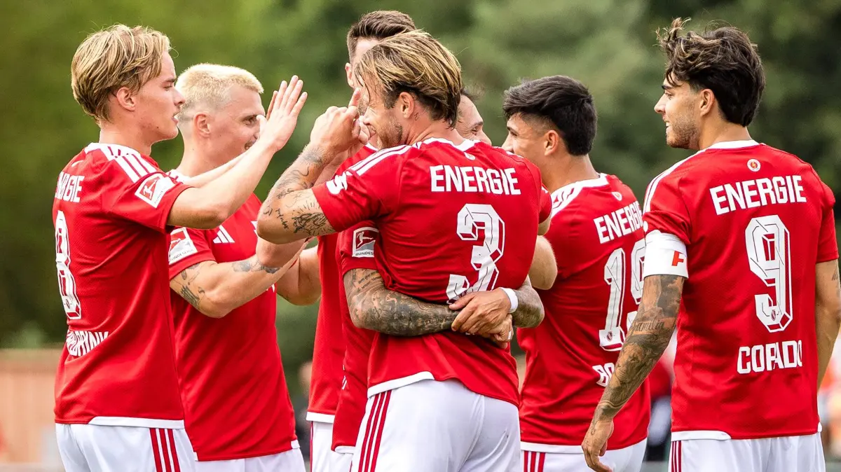 FC Energie Cottbus - Herth BSC II: Fußball, Männer: Energie Cottbus - Hertha BSC II, Testspiel, point S Reifenlehnigk Sportpark: Die Mannschaft von Energie Cottbus jubelt nach dem Führungstreffer zum 2:1