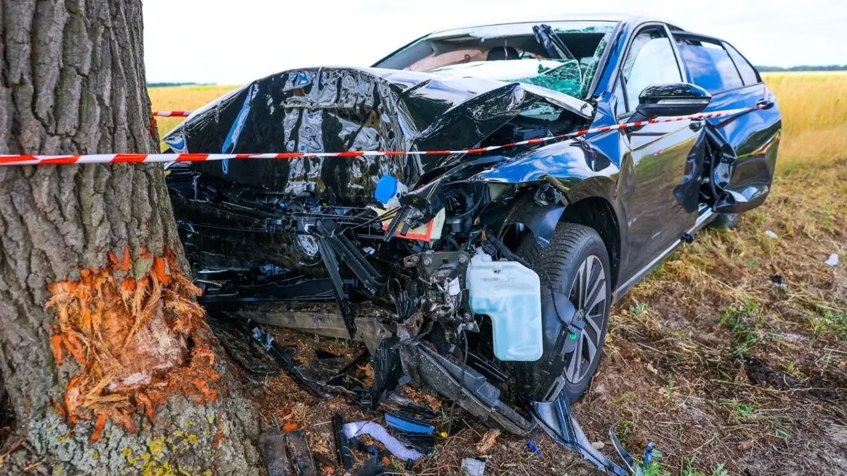 Auf der L17 kam es am Freitag (3. Juli 2026) zwischen Groß-Ziethen (Kremmen) und Schwante (Oberkrämer) zu einem Unfall, bei dem drei Jugendliche verletzt wurden.