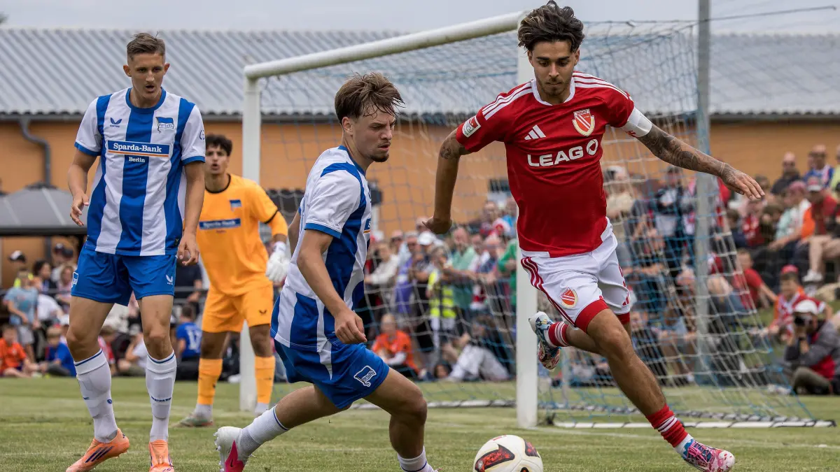Testspiel - 2026/2027 - FC Energie Cottbus gegen Hertha BSC II: Peitz, Deutschland 04. Juli 2026:
Testspiel - 2026/2027 - FC Energie Cottbus gegen Hertha BSC II
Im Bild: re. Lucas Copado (Energie Cottbus)