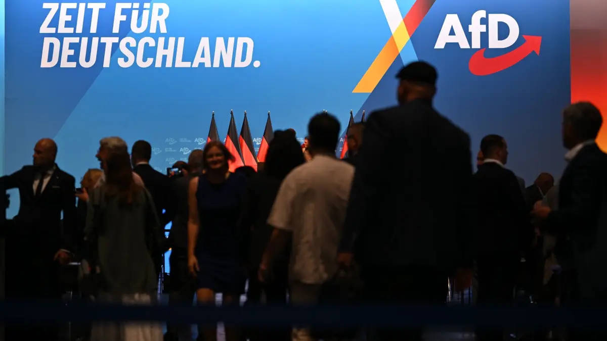 Bundesparteitag der AfD: 04.07.2026, Thüringen, Erfurt: Delegierte kommen in die Messehalle. Der Bundesparteitag der AfD findet am 4. und 5. Juli in der Messe Erfurt statt. Foto: Martin Schutt/dpa +++ dpa-Bildfunk +++