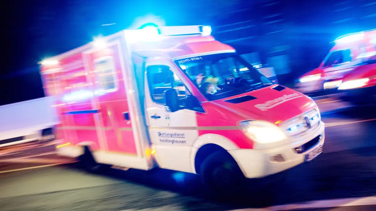 Rettungswagen: ARCHIV - 17.10.2015, Nordrhein-Westfalen, Recklinghausen: Ein Rettungswagen der Feuerwehr fährt in Recklinghausen (Nordrhein-Westfalen) mit Blaulicht durch eine Straße (Aufnahme mit langer Belichtungszeit). (zu dpa: «Musiker bricht auf Bühne zusammen und wird wiederbelebt») Foto: Marcel Kusch/dpa +++ dpa-Bildfunk +++