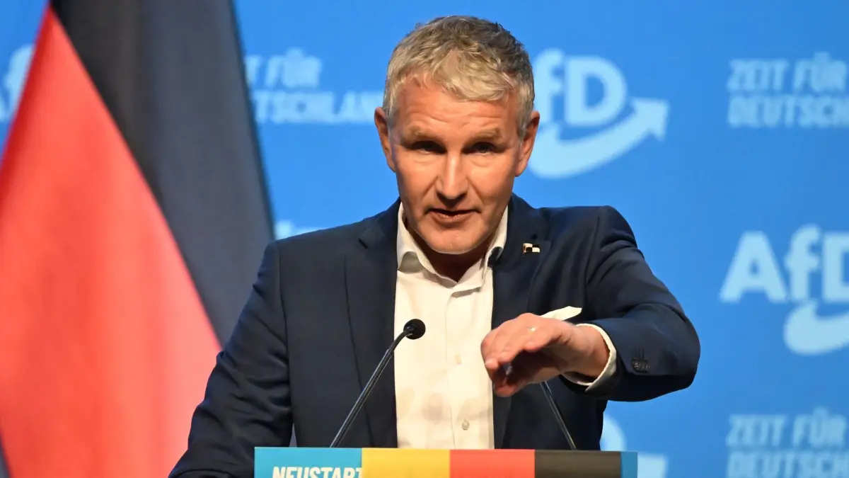 Bundesparteitag der AfD: 04.07.2026, Thüringen, Erfurt: Björn Höcke, Vorsitzender der AfD in Thüringen, spricht während des Bundesparteitags der AfD. Bei dem Treffen soll die Führungsspitze der Partei neu gewählt werden. Der Bundesparteitag der AfD findet am 4. und 5. Juli findet in der Messe Erfurt statt. Foto: Katharina Kausche/dpa +++ dpa-Bildfunk +++
