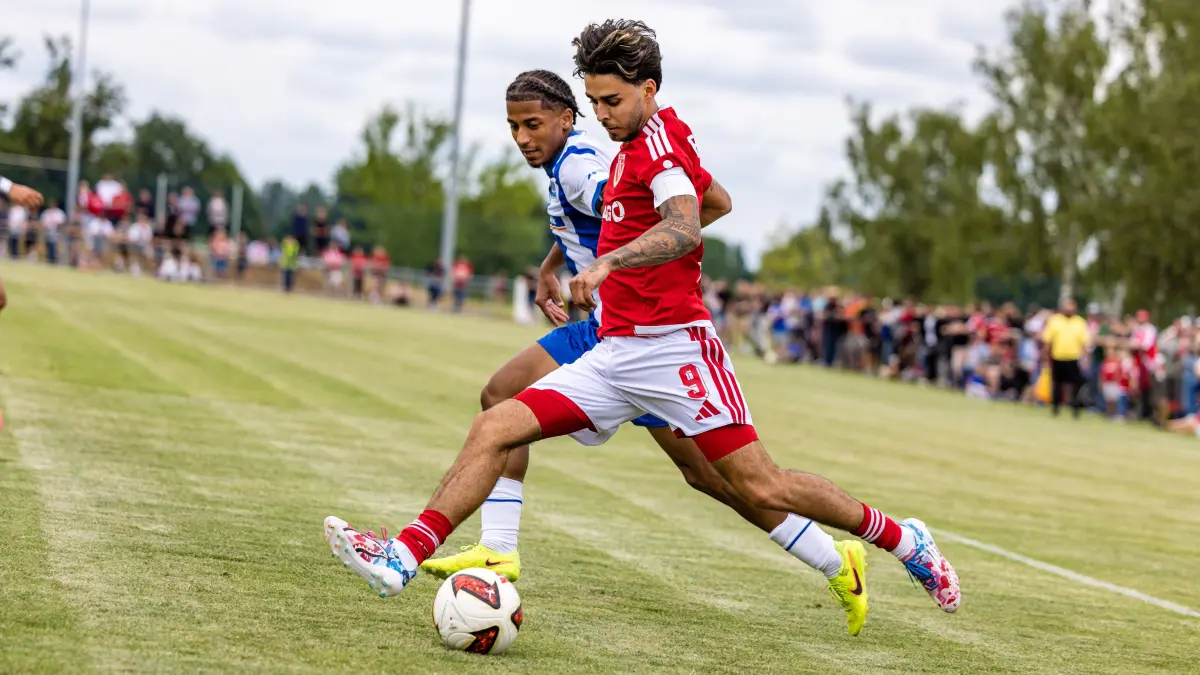 FC Energie Cottbus - Herth BSC II: Fußball, Männer: Energie Cottbus - Hertha BSC II, Testspiel, point S Reifenlehnigk Sportpark: Lucas Copado (FC Energie Cottbus) und Anthony Traoré (Hertha BSC II) kämpfen um den Ball.