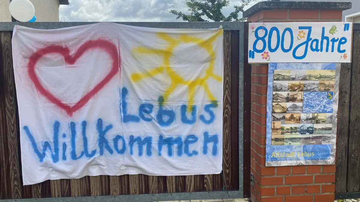 800 Jahre Lebus - Banner an einem Gartenzaun