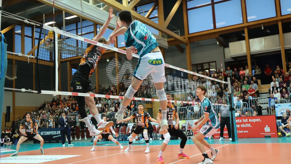 Die Netzhoppers tragen derzeit ihre Spiele noch in der Paul-Dinter-Halle in Königs Wusterhausen aus. Die ist allerdings zu klein für die Anforderungen der Bundesliga und die Ausnahmegenehmigung läuft bald ab.