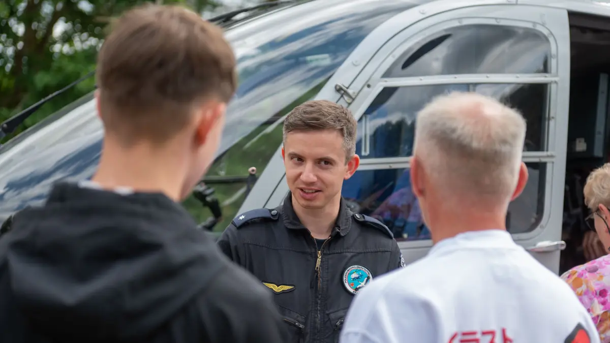 Ein Pilot der Polizeihubschrauberstaffel beantwortete Fragen der Besucher und gab Einblicke in die Arbeit aus der Luft.