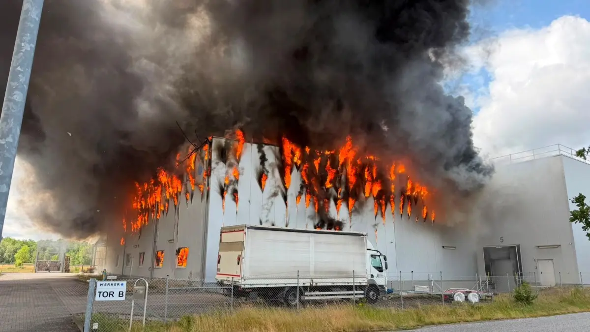 Großbrand in Oranienburg: Eine Halle der Firma Merker an der Hans-Grade-Straße in Oranienburg brennt. Die Feuerwehr ist im Einsatz