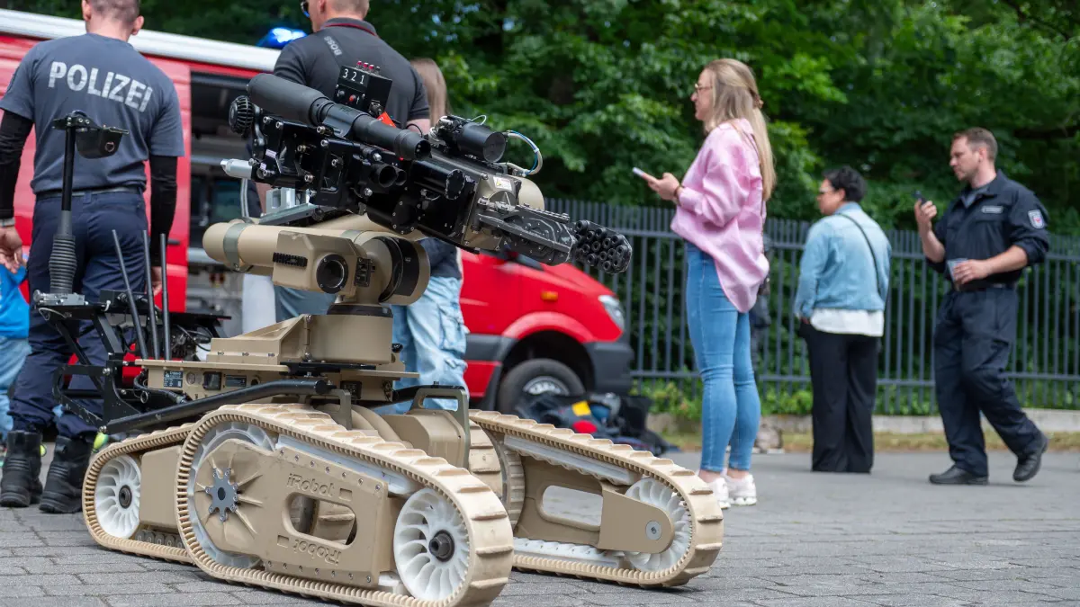 Der Roboter der Entschärfer des Landeskriminalamtes gehörte zu den Publikumsmagneten beim Tag der offenen Tür des LKA in Eberswalde.