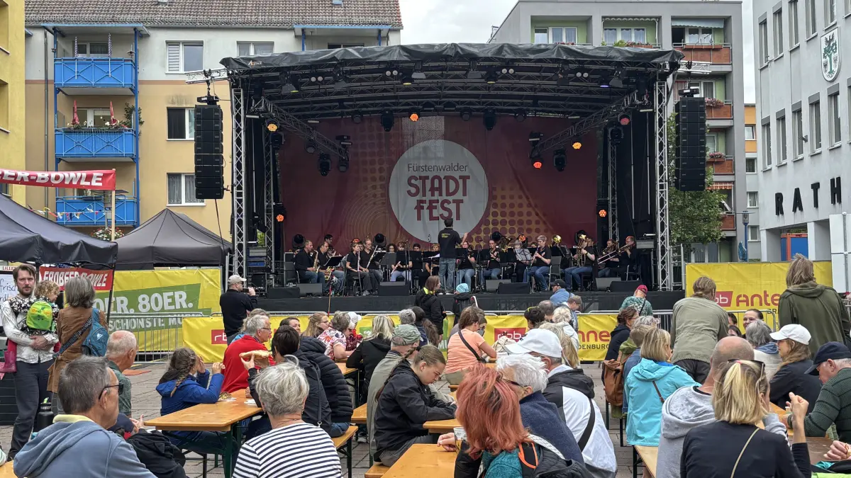 Finale am Sonntag: Beim Stadtfest in Fürstenwalde lockte schon zur Mittagszeit das Konzert des 1. Brandenburger Garde-Blasorchesters auf der Hauptbühne am Marktplatz die Besucher an. Die Combo der jungen Musiker probt immer freitagnachmittags in der Fürstenwalder Musikschule und freut sich über neue Mitstreiter. Wie fällt bei den Verantwortlichen die Bilanz zum dreitägigen Treiben aus?