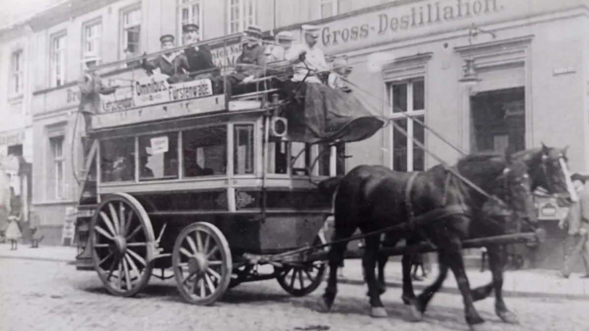 Bequem war die Fahrt mit dem Pferde-Omnibus früher nicht – hier zu sehen auf einem historischen Foto der Verbindung zwischen Ketschendorf und Fürstenwalde. Das änderte sich erst mit der Einrichtung einer Postauto-Linie 1926.